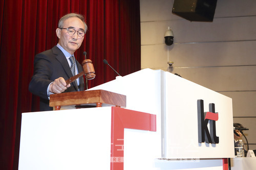 김영섭 KT 대표가 제42기 정기 주주총회를 진행하고 있다.