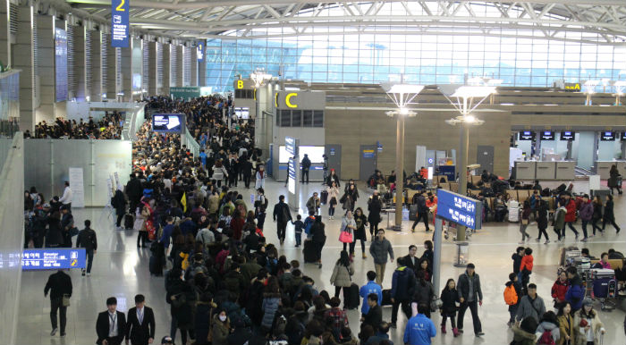 사진=백진 기자/ 작년 인천공항 출국심사 대기줄이 길게 늘어서 있다.