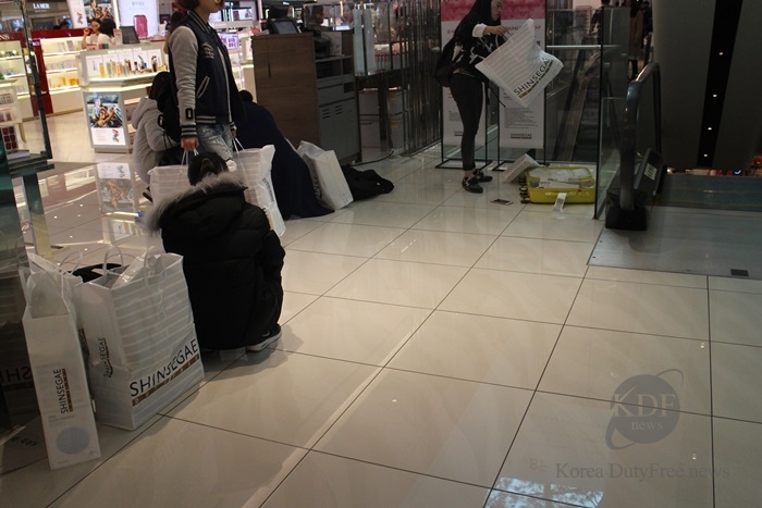 사진=김윤진기자/신세계면세점에서 관광객들이 쇼핑을 즐기고 있다