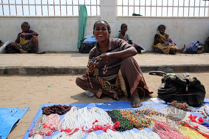 남인도 농촌마을에서 장신구를 파는 상인의 모습 