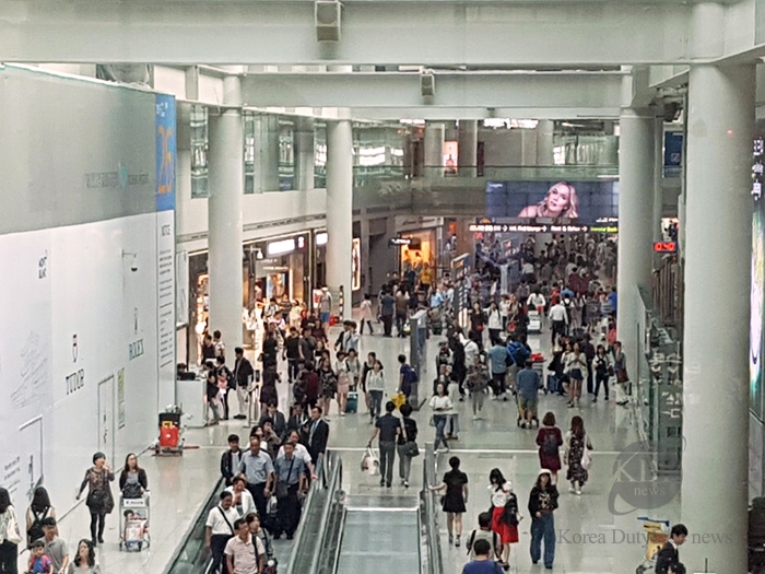 사진= 김선호 기자/ 인천공항 면세구역이 이용객들로 붐비고 있다. 
