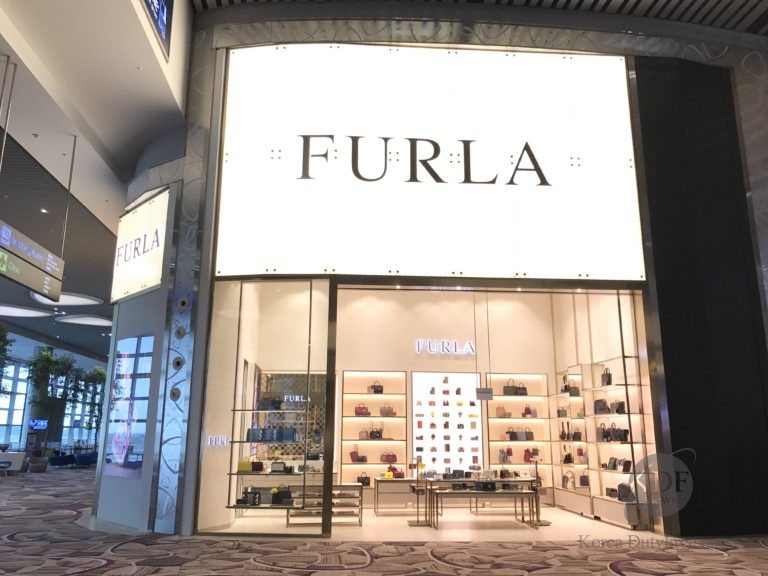 펄라 (Furla) 는 작년 싱가포르 창이 공항 T4 에서 DFS그룹과 협력하여 전면이 이중 높이로 된 60 Square M 의 매점을 내었다. 
