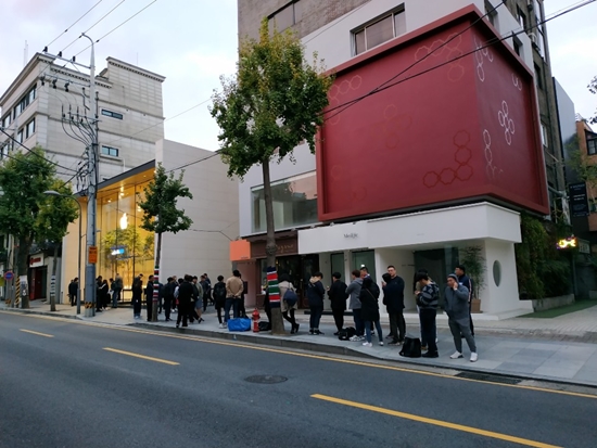 25일 강남구 애플 가로수길 매장 앞에서 줄을 서 있는 사용자들