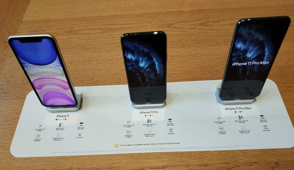 애플 가로수길에 전시된 아이폰11, 일반형 모델 아이폰11 PRO, 고급형 모델 아이폰11 PRO MAX