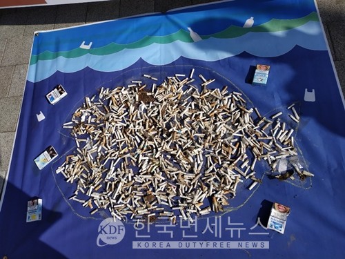 서울환경연합운동연합에서 제작한 담배꽁초로 속이 가득찬 물고기.