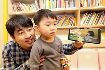 자녀와 부모고객이 U+아이들생생도서관을 이용하고 있다. 사진=LGU+ 제공