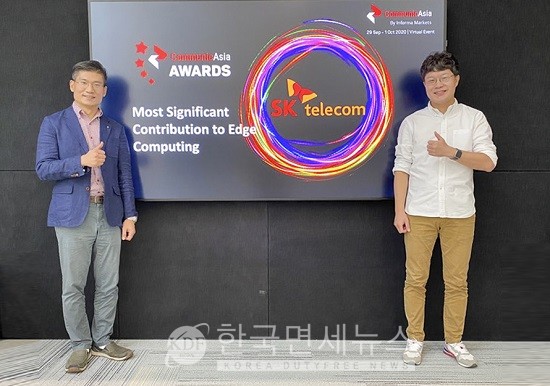 SKT가 ‘CommunicAsia Award 2020’에서 ‘에지 컴퓨팅 최고 기여’ 부문을 수상했다고 밝혔다. 5GX Cloud Labs 이동기 PL(오른쪽)과 신상호 매니저가 수상 화면 앞에서 기념 촬영을 하고 있다.