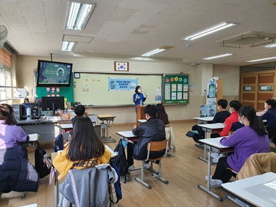‘푸른코끼리’ 전문강사가 서울탑동초등학교 6학년 학생들을 대상으로 사이버 폭력 예방 교육을 실시하고 있다.