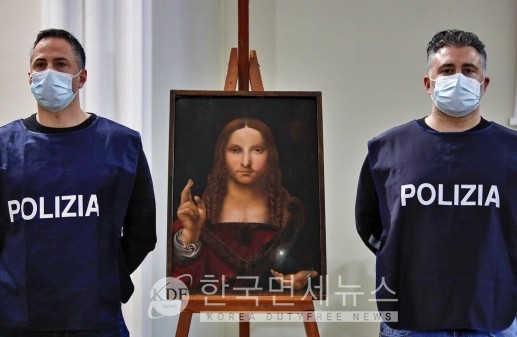 이탈리아 경찰청이 도난당한 '살바토르 문디' 작품을 되찾았다.
