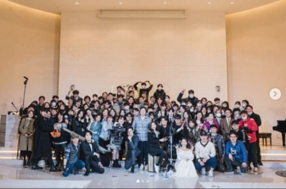 '여신강림' 출연자와 제작진이 찍은 단체사진. 차은우 인스타그램 캡처