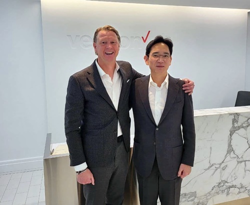 17일(현지시간) 미국 뉴저지주 버라이즌 본사에서 만난 이재용 삼성전자 부회장(오른쪽)과 한스 베스트베리 CEO(왼쪽). 사진=삼성전자 제공