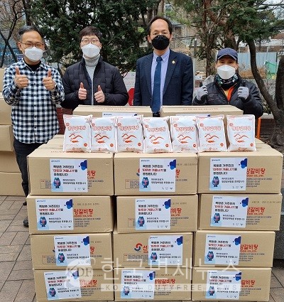 하이트진로가 지난 24일 서울역쪽방상담소에 핫팩과 영양갈비탕을 전달했다.
