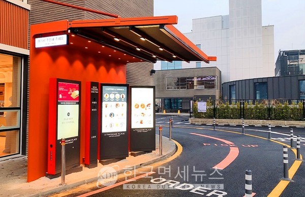 신한카드가 드라이브 스루(DT)매장에서 차량진입만으로 결제가 되는 '차량 번호판 인식 결제 서비스'를 오픈했다. 사진 신한카드