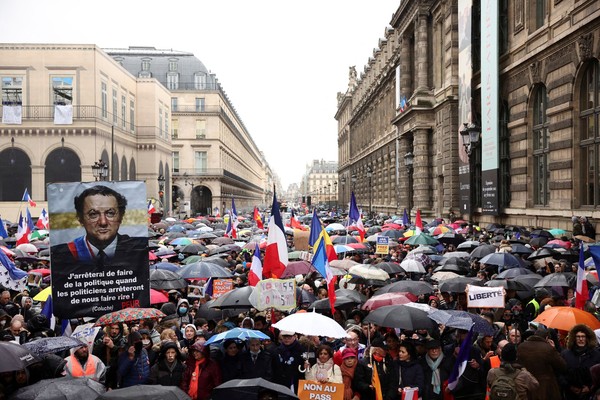 8일(현지시각) 파리를 비롯한 프랑스 전역에서 코로나19 백신 패스 도입을 반대하는 시위가 열렸다. 사진 로이터