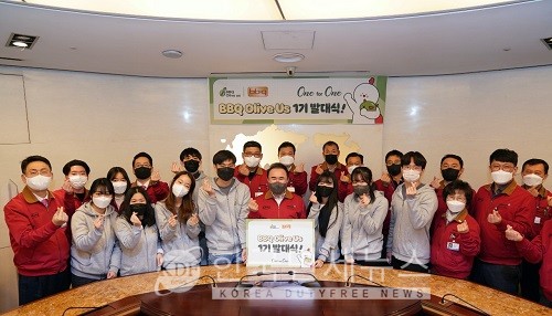 제너시스BBQ 그룹 윤홍근 회장과 임직원, 올리버스 1기 대표단이 발대식 이후 기념 사진촬영을 하고 있다.
