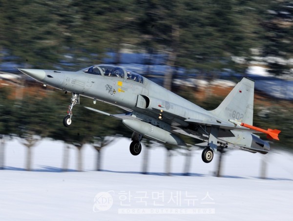 공군 경전투기 F-5E가 경기도 화성시 태동산 일원에서 추락했다. 사진 공군 누리집