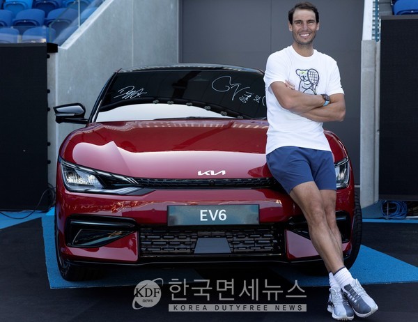 스페인 출신 테니스 선수 라파엘 나달이 호주오픈 공식차량 전달식에서 기아 EV6와 포즈를 취하고 있다. 사진 기아차
