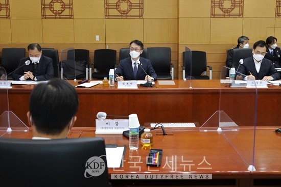 임재현 관세청장(가운데)이 14일 서울세관에서 개최된 시내면세점 CEO 간담회에서 인사말을 하고 있다. 관세청 제공