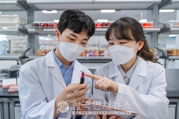 한국콜마 연구원들이 자사 종합기술원에서 연구를 진행중이다. 사진 한국콜마