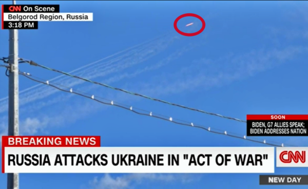 러시아에서 우크라이나로 발사된 수십 발의 로켓이 비행 궤적을 남겼다
