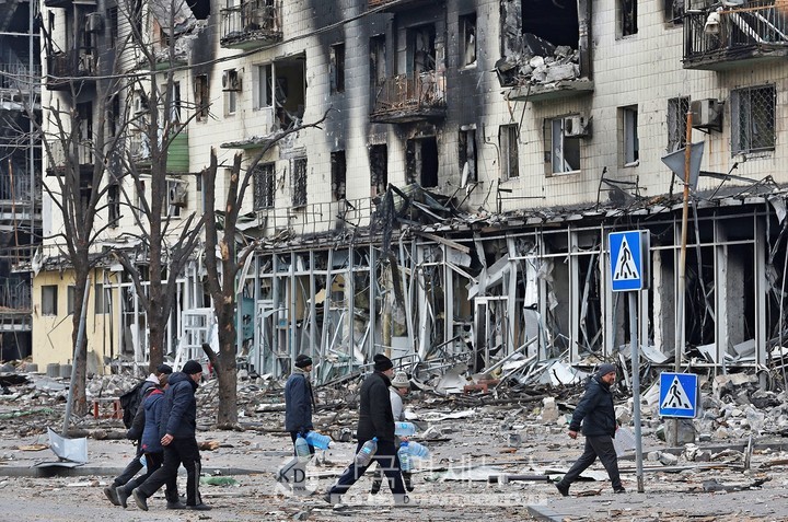 UK Defense Ministry: Heavy fighting and airstrikes ongoing in Mariupol(CNN)