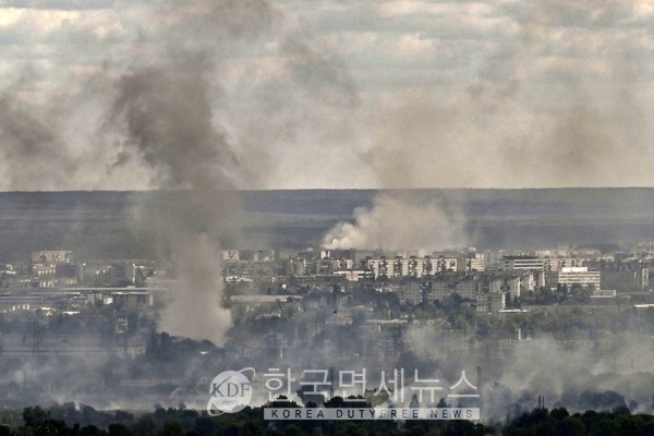 러시아군 포격으로 세베로도네츠크 곳곳에서 검은 연기가 피어 오르고 있다