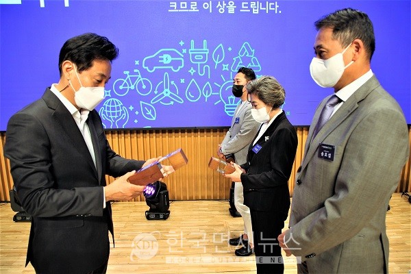 오세훈 서울특별시장(왼쪽)이 스타벅스 코리아 송호섭 대표이사에게 서울특별시 환경상 최우수상을 수여하고 있다.
