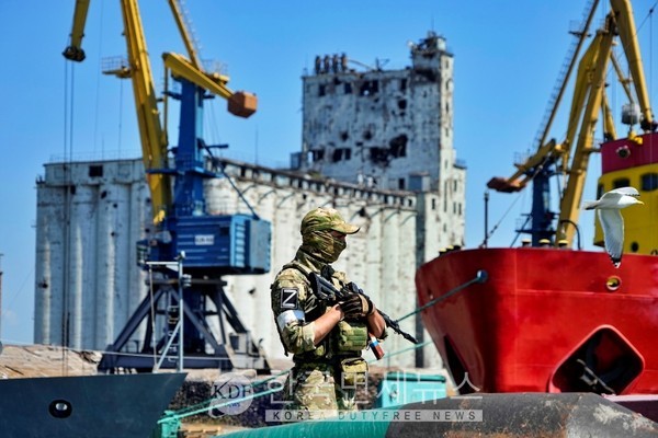 마리우폴 항구에서 경계 근무를 서고 있는 러시아 군인