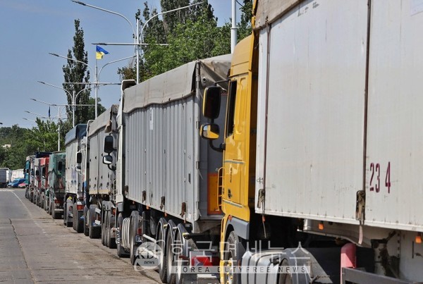 우크라이나 곡물을 실은 트럭이 오데사 이즈마일 지역을 지나고 있다