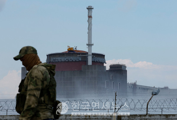 자포리자 원자력 발전소 경계를 서는 러시아 군인