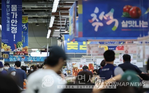 지난 달 28일 서울 서초구 농협유통 하나로마트 양재점을 찾은 시민들이 '추석선물' 코너와 '물가 안정' 현수막이 부착된 마트에서 장을 보기 위해 오가고 있다.