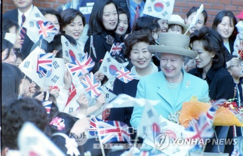1999년 방한 당시 서울미동초등학교에서 환영을 받는 여왕의 생전 모습. 연합뉴스