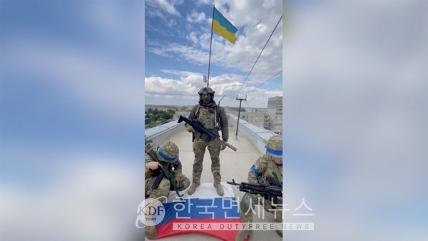 우크라이나 한 병사가 하르키우 지역 건물에서 우크라이나 국기를 들고 있다.