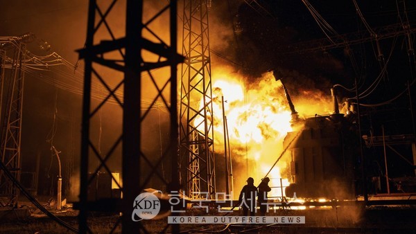 러시아군의 공격으로 고압 전기탑이 불타고 있다