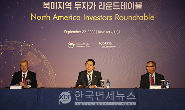 윤석열 대통령이 22일(현지시간) 미국 뉴욕 한 호텔에서 열린 ‘북미지역 투자신고식 및 투자가 라운드테이블’에서 발언을 하고 있다.