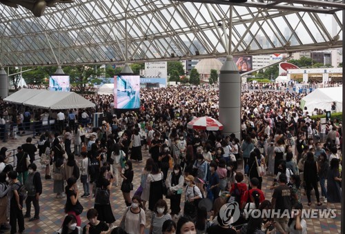 일본의 K팝 팬들이 8월 28일 'SM타운 라이브 2022'(SMTOWN LIVE 2022) 공연이 열리는 도쿄의 도쿄돔에 입장하고 있다.(사진=연합뉴스)