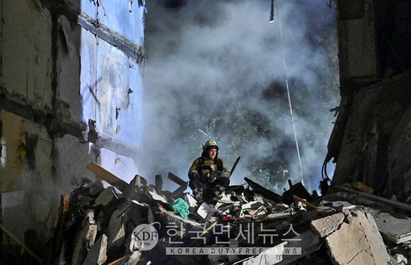 러시아의 로켓 공격으로 파괴된 민간 건물에 구조대가 투입됐다.