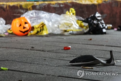 30일 오전 서울 용산구 이태원 인명사고 현장에 구두와 핼러윈 호박 모형이 놓여있다.(사진=연합뉴스)