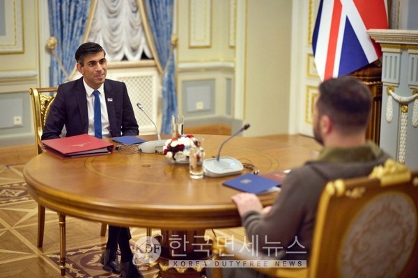 영국 수낵 총리(좌)가 젤렌스키 우크라이나 대통령과 회담하고 있다.