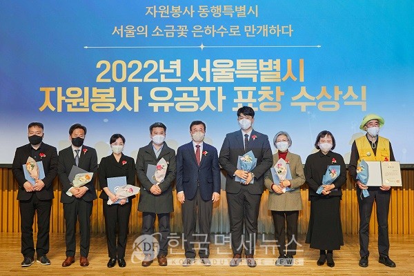 '2022년 자원봉사 유공자 표창' 수여식에서 한국맥도날드 대외협력 담당 양형근 이사(왼쪽에서 두번째)를 비롯한 참석자들이 기념사진을 촬영하고 있다.