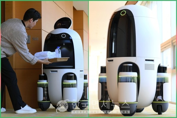 좌.  공개한 실내•외에서 서비스되는 배송 로봇                                                 우.  ‘광교 앨리웨이’에서 서비스하고 있는 현대차그룹 배송 로봇