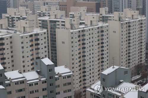 지난 21일 정부의 '2023년 경제정책방향'에 따르면 취득세와 양도소득세 중과, 대출금지 등 다주택자가 집을 더 사는 것을 막기 위한 각종 중과 규제가 완화된다. 임대사업자에 대한 지원 조치는 부활한다. 사진은 이날 서울의 한 아파트. 연합뉴스