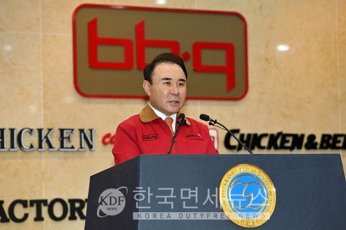 제너시스BBQ 그룹 윤홍근 회장이 신년사를 발표하고 있다.
