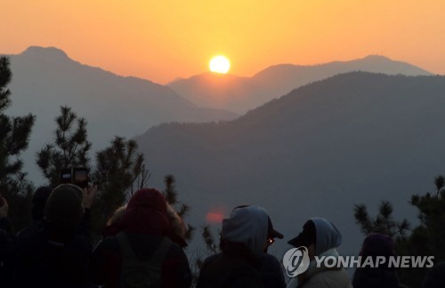 경남 밀양시 교동 추화산에서 시민, 관광객들이 지난 1일 2023년 새해 첫 일출을 바라보고 있다. 연합뉴스