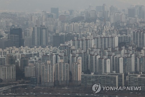 서울 지역 아파트에 일률적으로 적용된 35층 높이제한이 9년 만에 폐지됐다. 사진은 지난 5일 서울 여의도 63스퀘어 전망대에서 바라본 아파트. 연합뉴스
