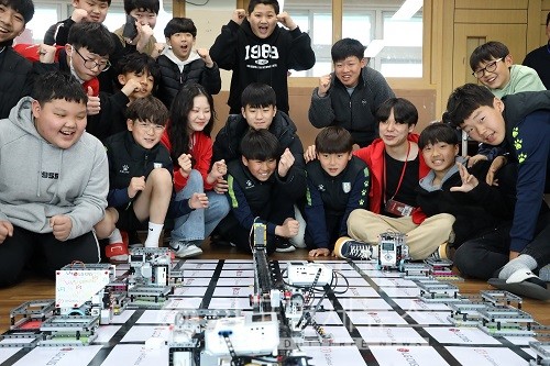 경북 영천 금호중학교 학생들이 LG CNS AI지니어스 수업에서 AI물류로봇을 만들고 있다.