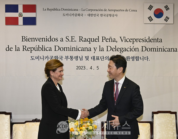 윤형중 한국공항공사 사장(오른쪽)이 라켈 페냐 도미니카공화국 부통령(왼쪽)과 인사를 나누고 있다.