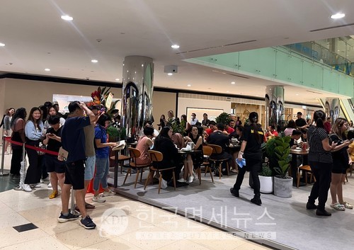 마리나 스퀘어에 입점한 bhc치킨 싱가포르 1호점 찾은 고객들