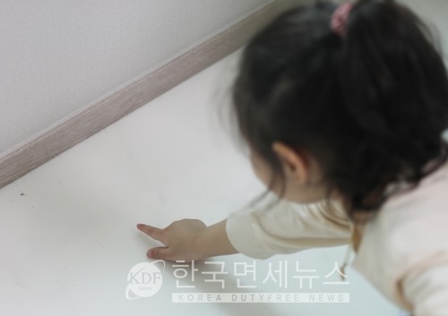지난 15일 인천시 연수구 송도신도시 A 아파트 한 입주자 집에서 입주자의 자녀가 혹파리의 사체를 가리키고 있다. 연합뉴스 