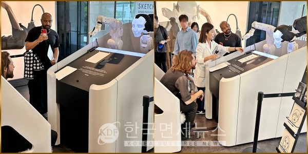 서울 갤러리아명품관에서 초상화 그려주는 로봇 ‘스케쳐 X’ 를 체험하는 외국인 고객의 모습